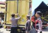 Personel Polresta Banyuwangi mengamankan truk pengangkut minuman arak, Kamis (9/10/2025). (Foto/Polresta Banyuwangi)