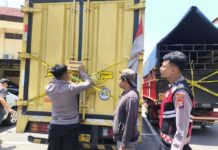 Personel Polresta Banyuwangi mengamankan truk pengangkut minuman arak, Kamis (9/10/2025). (Foto/Polresta Banyuwangi)