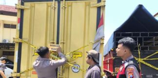Personel Polresta Banyuwangi mengamankan truk pengangkut minuman arak, Kamis (9/10/2025). (Foto/Polresta Banyuwangi)