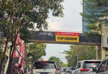 Puluhan Spanduk Bertuliskan ‘Bukan Tanah Eigendom’ Bertebaran di Jalan Mayjen Sungkono