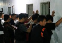 Petugas Lapas Banyuwangi melakukan razia warga binaan, belum lama ini. (Foto/dok)