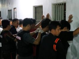 Petugas Lapas Banyuwangi melakukan razia warga binaan, belum lama ini. (Foto/dok)