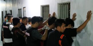 Petugas Lapas Banyuwangi melakukan razia warga binaan, belum lama ini. (Foto/dok)