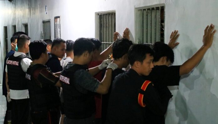 Petugas Lapas Banyuwangi melakukan razia warga binaan, belum lama ini. (Foto/dok)