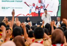 Mensos Syaifullah Yusuf bersama Bupati Banyuwangi Ipuk Fiestiandani dalam peninjauan digitalisasi bansos, Kamis (2/10/2025). (Foto/Humas pemkab)