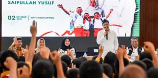 Mensos Syaifullah Yusuf bersama Bupati Banyuwangi Ipuk Fiestiandani dalam peninjauan digitalisasi bansos, Kamis (2/10/2025). (Foto/Humas pemkab)