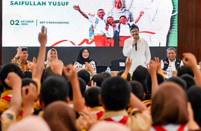 Mensos Syaifullah Yusuf bersama Bupati Banyuwangi Ipuk Fiestiandani dalam peninjauan digitalisasi bansos, Kamis (2/10/2025). (Foto/Humas pemkab)