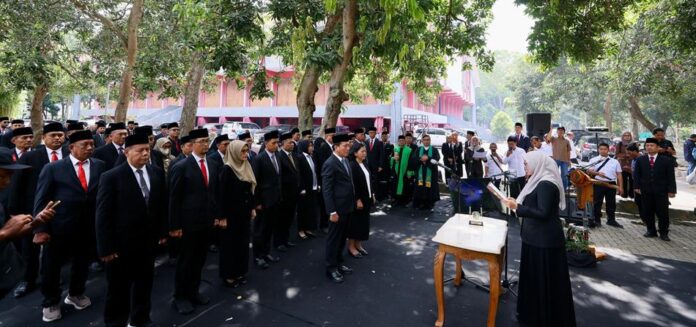 mutasi Bupati Banyuwangi Ipuk Fiestiandani melantik 34 pejabat Pemkab Banyuwangi, Rabu (15/10/2025). (Foto/Humas Pemkab Banyuwangi)