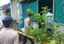 Polisi melakukan olah TKP peristiwa dugaan pembunuhan di Kelurahan Panderejo, Kecamatan Banyuwangi, Senin (20/10/2025). (Foto/ist)
