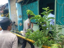 Polisi melakukan olah TKP peristiwa dugaan pembunuhan di Kelurahan Panderejo, Kecamatan Banyuwangi, Senin (20/10/2025). (Foto/ist)