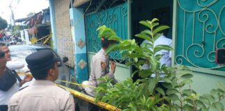 Polisi melakukan olah TKP peristiwa dugaan pembunuhan di Kelurahan Panderejo, Kecamatan Banyuwangi, Senin (20/10/2025). (Foto/ist)