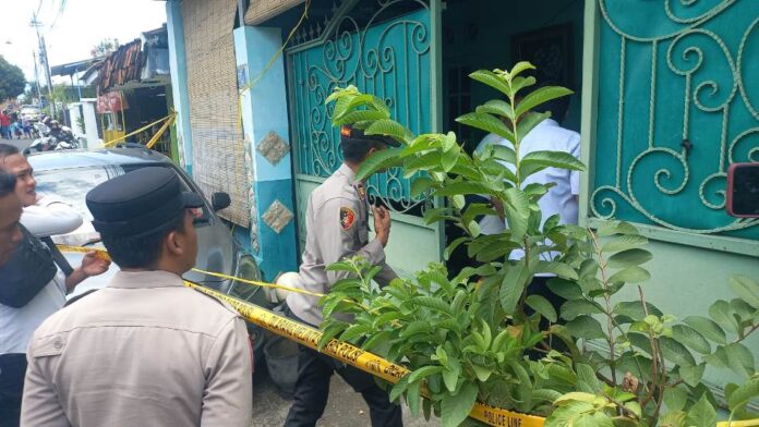 pembunuhan Polisi melakukan olah TKP peristiwa dugaan pembunuhan di Kelurahan Panderejo, Kecamatan Banyuwangi, Senin (20/10/2025). (Foto/ist)