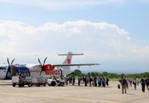 Penumpang turun dari pesawat di Bandara Banyuwangi setelah menempuh penerbangan dari Surabaya, 24 September 2025. (Foto/dok)