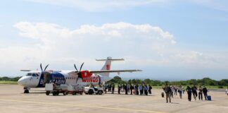 Penumpang turun dari pesawat di Bandara Banyuwangi setelah menempuh penerbangan dari Surabaya, 24 September 2025. (Foto/dok)
