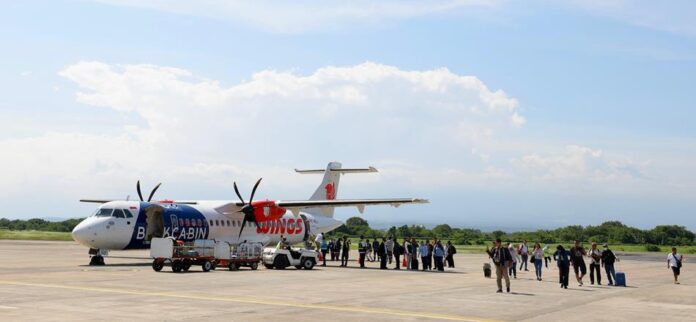 Penumpang turun dari pesawat di Bandara Banyuwangi setelah menempuh penerbangan dari Surabaya, 24 September 2025. (Foto/dok)