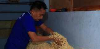 Warga binaan Lapas Banyuwangi diajari membuat tempe menggunakan cara modern, Kamis (16/10/2025). (Foto/Humas Lapas Banyuwangi)