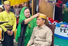 Daeng Macinnong, Nama Kehormatan Ketua PA GMNI Banyuwangi sebagai Keluarga Mandar Ketua Persatuan Alumni Gerakan Mahasiswa Nasional Indonesia (PA GMNI) Cabang Banyuwangi, Dr. Hary Priyanto mendapatkan gelar kehormatan masyarakat adat Mandar, Banyuwangi, Jumat (7/11/2026). (Foto/ist)