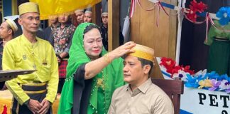 Ketua Persatuan Alumni Gerakan Mahasiswa Nasional Indonesia (PA GMNI) Cabang Banyuwangi, Dr. Hary Priyanto mendapatkan gelar kehormatan masyarakat adat Mandar, Banyuwangi, Jumat (7/11/2026). (Foto/ist)
