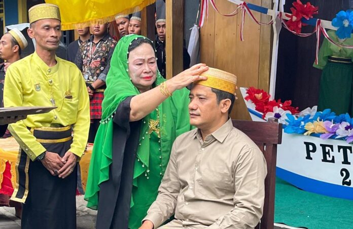 adat Ketua Persatuan Alumni Gerakan Mahasiswa Nasional Indonesia (PA GMNI) Cabang Banyuwangi, Dr. Hary Priyanto mendapatkan gelar kehormatan masyarakat adat Mandar, Banyuwangi, Jumat (7/11/2026). (Foto/ist)