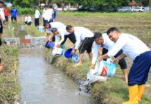 Petugas Lapas Banyuwangi membuat program perikanan bagi warga binaan di lahan asimilasi, Jumat (21/11/2025). (Foto/Lapas Banyuwangi)