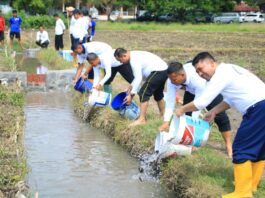Petugas Lapas Banyuwangi membuat program perikanan bagi warga binaan di lahan asimilasi, Jumat (21/11/2025). (Foto/Lapas Banyuwangi)
