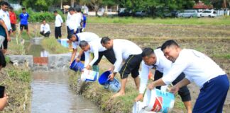 Petugas Lapas Banyuwangi membuat program perikanan bagi warga binaan di lahan asimilasi, Jumat (21/11/2025). (Foto/Lapas Banyuwangi)