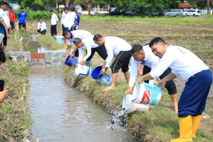 Petugas Lapas Banyuwangi membuat program perikanan bagi warga binaan di lahan asimilasi, Jumat (21/11/2025). (Foto/Lapas Banyuwangi)