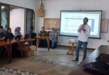 Kabag SDM,Umum dan Komunikasi BPJS Kesehatan Banyuwangi, Haidiar Zulmi Farensi memaparkan alur penggunaan BPJS Kesehatan dalam jurnalis workshop, Jumat (28/11/2025). (Foto/udi)