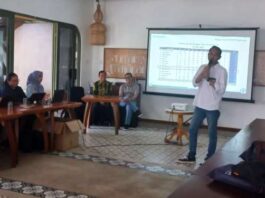 Kabag SDM,Umum dan Komunikasi BPJS Kesehatan Banyuwangi, Haidiar Zulmi Farensi memaparkan alur penggunaan BPJS Kesehatan dalam jurnalis workshop, Jumat (28/11/2025). (Foto/udi)