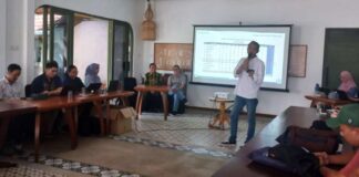 Kabag SDM,Umum dan Komunikasi BPJS Kesehatan Banyuwangi, Haidiar Zulmi Farensi memaparkan alur penggunaan BPJS Kesehatan dalam jurnalis workshop, Jumat (28/11/2025). (Foto/udi)
