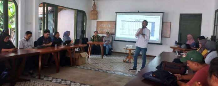 Kabag SDM,Umum dan Komunikasi BPJS Kesehatan Banyuwangi, Haidiar Zulmi Farensi memaparkan alur penggunaan BPJS Kesehatan dalam jurnalis workshop, Jumat (28/11/2025). (Foto/udi)