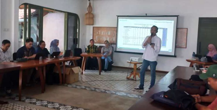 Biar Nggak Ditolak RS, Begini Cara Gunakan BPJS Kesehatan Kabag SDM,Umum dan Komunikasi BPJS Kesehatan Banyuwangi, Haidiar Zulmi Farensi memaparkan alur penggunaan BPJS Kesehatan dalam jurnalis workshop, Jumat (28/11/2025). (Foto/udi)