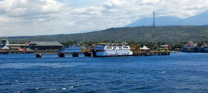 Aktivitas penyeberangan di Pelabuhan Ketapang,Banyuwangi. (Foto/udi)