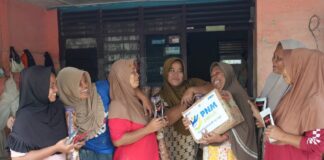 Para pelaku usaha ultra mikro binaan PT PNM menyalurkan produknya ke warga terdampak bencana banjir dan longsor di Aceh dan Sumatera, Senin (29/12/2025). (Foto/ist)