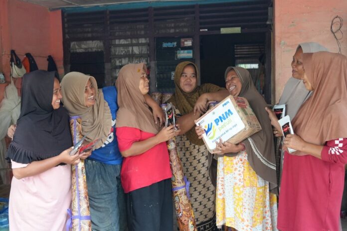 Para pelaku usaha ultra mikro binaan PT PNM menyalurkan produknya ke warga terdampak bencana banjir dan longsor di Aceh dan Sumatera, Senin (29/12/2025). (Foto/ist)