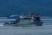 Kapal milik Lanal Banyuwangi berpatroli di perairan Selat Bali selama libur Nataru, Minggu (21/12/2025). (Foto/Pen. Lanal Banyuwangi)