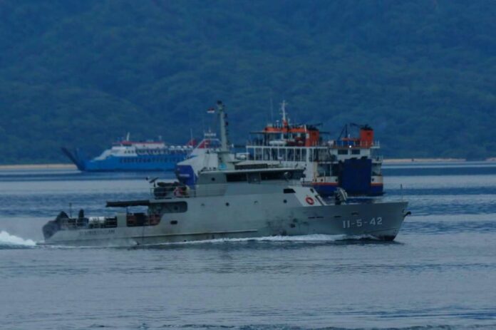 Kapal milik Lanal Banyuwangi berpatroli di perairan Selat Bali selama libur Nataru, Minggu (21/12/2025). (Foto/Pen. Lanal Banyuwangi)