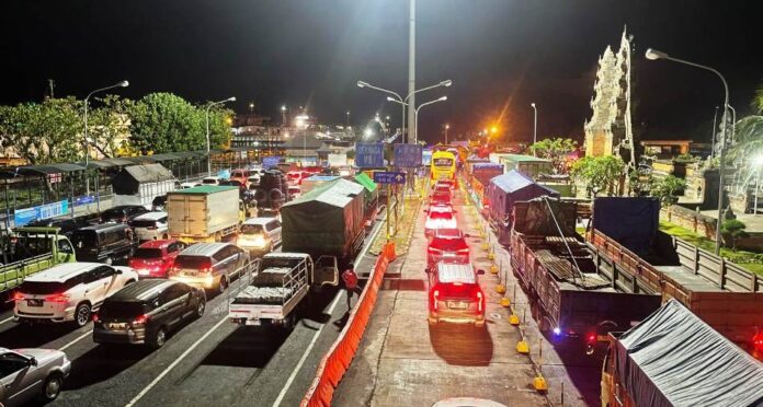 kendaraan Arus kendaraan dari Pelabuhan Gilimanuk, Bali menuju Jawa meningkat menjelang pergantian tahun. (Foto/ASDP Ketapang – Gilimanuk)