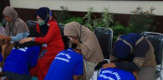 Warga binaan Lapas Banyuwangi menggelar aksi basuh kaki di momen Hari Ibu, Senin (22/12/2025). (Foto/Humas Lapas Banyuwangi)