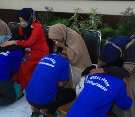 Warga binaan Lapas Banyuwangi menggelar aksi basuh kaki di momen Hari Ibu, Senin (22/12/2025). (Foto/Humas Lapas Banyuwangi)