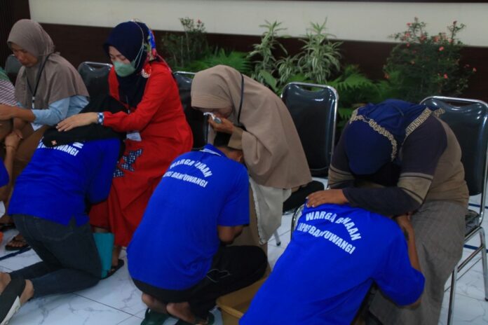 Warga binaan Lapas Banyuwangi menggelar aksi basuh kaki di momen Hari Ibu, Senin (22/12/2025). (Foto/Humas Lapas Banyuwangi)