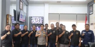 Kapolresta Banyuwangi, Kombes Pol. Dr. . Rofiq Ripto Himawan bersama jajaran pengurus PWI Kabupaten Banyuwangi, Rabu (21/1/2026). (Foto/ist)