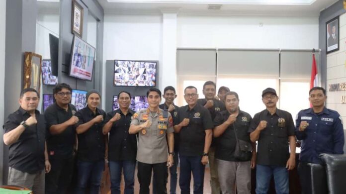 Kapolresta Banyuwangi, Kombes Pol. Dr. . Rofiq Ripto Himawan bersama jajaran pengurus PWI Kabupaten Banyuwangi, Rabu (21/1/2026). (Foto/ist)