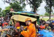 Tim SAR dari Kantor Pencarian dan Pertolongan Banyuwangi melakukan evakuasi sopir truk yang terjepit dalam tabrakan beruntun di Jalan Raya Banyuwangi-Jember, Kamis (22/1/2026). (Foto/SAR Banyuwangi)
