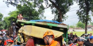 Tim SAR dari Kantor Pencarian dan Pertolongan Banyuwangi melakukan evakuasi sopir truk yang terjepit dalam tabrakan beruntun di Jalan Raya Banyuwangi-Jember, Kamis (22/1/2026). (Foto/SAR Banyuwangi)
