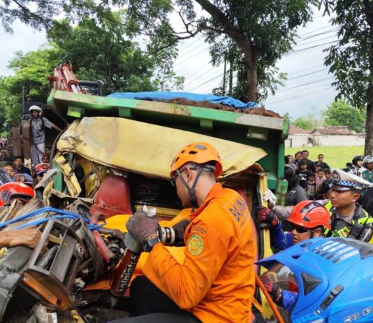 Tim SAR dari Kantor Pencarian dan Pertolongan Banyuwangi melakukan evakuasi sopir truk yang terjepit dalam tabrakan beruntun di Jalan Raya Banyuwangi-Jember, Kamis (22/1/2026). (Foto/SAR Banyuwangi)