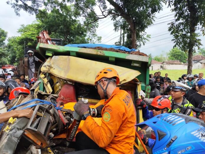 Tim SAR dari Kantor Pencarian dan Pertolongan Banyuwangi melakukan evakuasi sopir truk yang terjepit dalam tabrakan beruntun di Jalan Raya Banyuwangi-Jember, Kamis (22/1/2026). (Foto/SAR Banyuwangi)