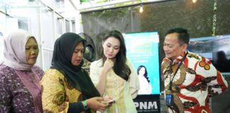 Gubernur Maluku Utara, Sherly Tjoanda (tengah) bertemu nasabah PNM Mekaar saat mengunjungi Kantor pusat PT Permodalan Nasional Madani (PNM) di Jakarta, Selasa (27/1/2026). (Foto/ist)