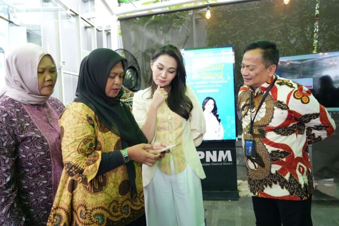 Gubernur Maluku Utara, Sherly Tjoanda (tengah) bertemu nasabah PNM Mekaar saat mengunjungi Kantor pusat PT Permodalan Nasional Madani (PNM) di Jakarta, Selasa (27/1/2026). (Foto/ist)