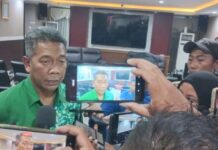 General Manager PT Indonesia Ferry (ASDP) Ketapang, Arief Eko Kurniansjah memberikan keterangan kepada wartawan, Kamis (12/3/2026). (Foto/udi)
